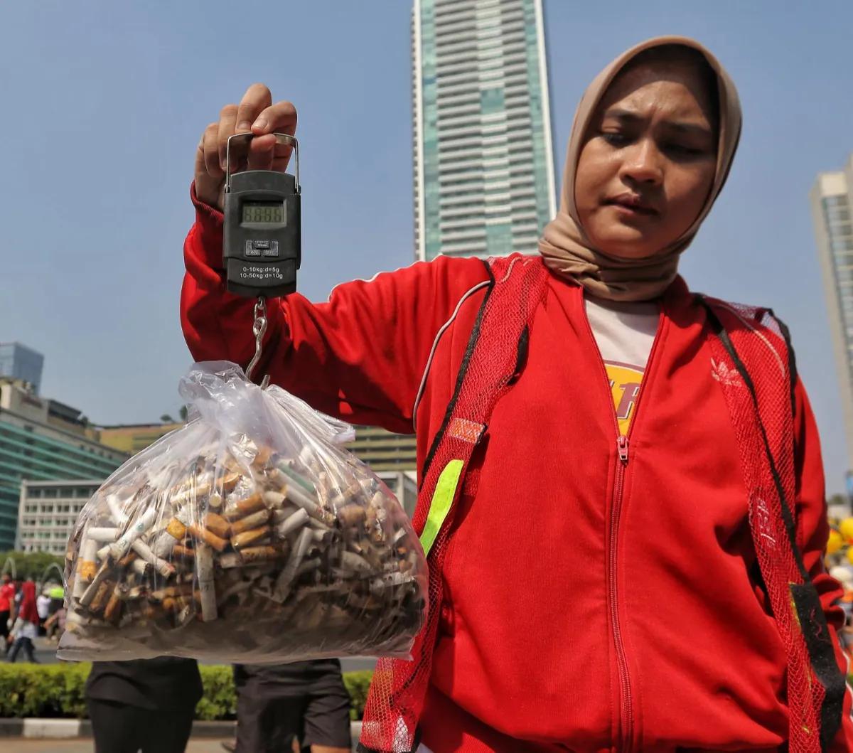 Kampanya ini dilakukan untuk mengurangi penggunaan plastik sekaligus memberikan contoh kepada warga agar peka terhadap lingkungan yang kotor.