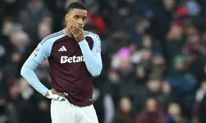 Bek Aston Villa asal Inggris #04, Ezri Konsa, terlihat selama pertandingan Premier League antara Aston Villa dan Leicester City di Villa Park, Birmingham, Inggris tengah, pada 4 Januari 2025. (JUSTIN TALLIS/AFP)