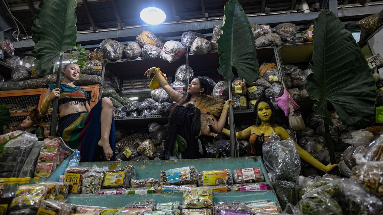 Aksi penari tampil di tengah pasar tradisional