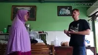 Bule niat beli rujak cingur dan burger di warung makan dengan berbahasa Inggris (dok.TikTok/@londokampung.official/Komarudin)