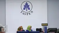 Seorang karyawan saat melayani nasabahnya di Taspen, Jakarta, Senin (22/2). PT Taspen (Persero) mencatatkan laba bersih sebesar Rp577,9 miliar di sepanjang 2015. (Liputan6.com/Angga Yuniar)