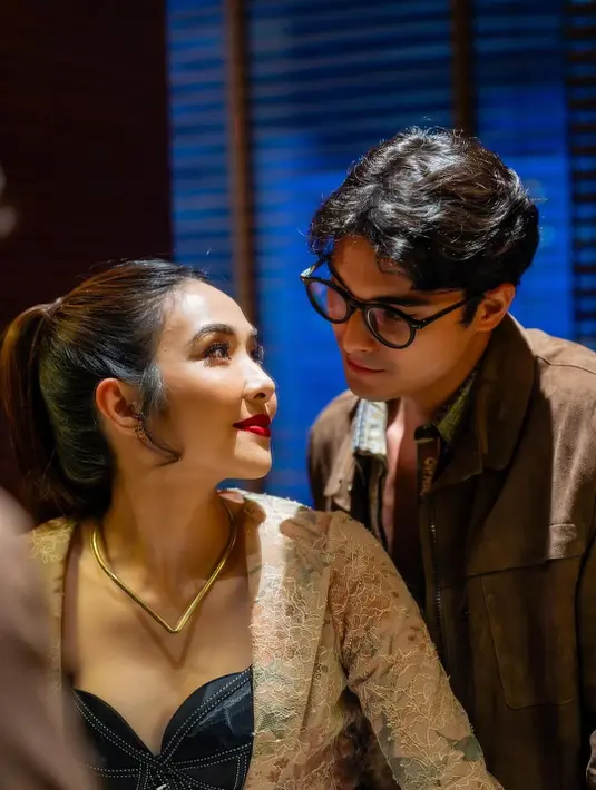 Tak hanya gaya busananya yang jadi sorotan, momen spesial ini juga semakin lengkap dengan kehadiran sang kekasih, Cinta Brian.  [@cintabrian].