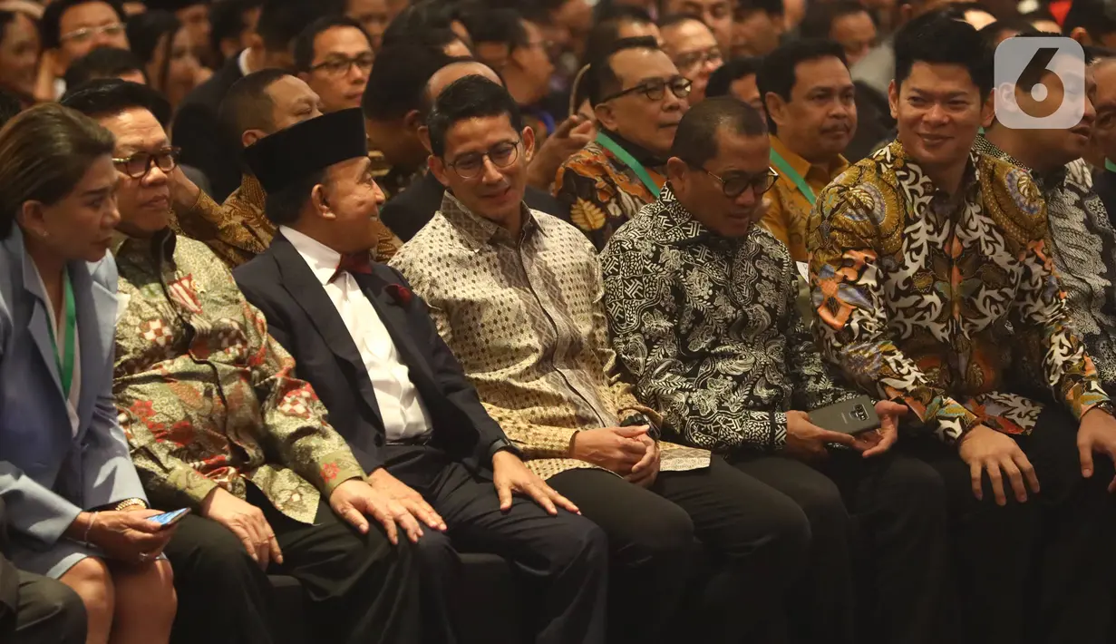 Sandiaga Uno (keempat kiri) menghadiri acara pelantikan pengurus Himpunan Pengusaha Muda Indonesia (HIPMI) periode 2019-2024, di Hotel Raffles, Jakarta, Rabu (15/1/2020). Sandiaga Uno hadir dalam acara ini sebagai mantan Ketua Umum HIPMI periode 2005-2008. (Liputan6.com/Angga Yuniar)