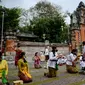 Umat Hindu berdoa untuk merayakan Hari Raya Galungan di Pura Jagat Natha di Denpasar, di pulau Bali (16/9/2020). Galungan dirayakan umat Hindu di Bali sebagai hari kemenangan Dharma (Kebaikan) melawan Adharma (Keburukan). (AFP Photo/Sonny Tumbelaka)