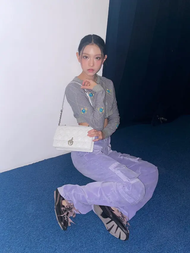 Adu Gaya Selebritis Korea Selatan dan Jepang Membawa Tas Miss Dior. Dok. Dior