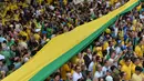 Massa membawa bendera raksasa saat unjuk rasa menuntut pengunduran diri Presiden Dilma Rousseff di Sao Paulo, Brasil, Minggu (13/3). Mereka menuduh Rousseff tidak mampu mengelola ekonomi dan terlibat dalam skandal korupsi besar. (NELSON Almeida/AFP)