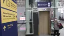 Penumpang saat akan menaiki lift di Stasiun Jatinegara Baru, Jakarta Timur, Sabtu (20/3/2021). Tak hanya menambah luas layanan stasiun, proyek renovasi ini juga menghilangkan penyeberangan sebidang atau overpass. (Liputan6.com/Angga Yuniar)