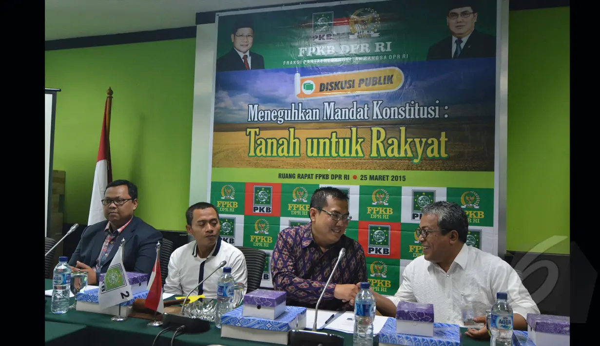Ketua Fraksi PKB DPR RI, Helmy Faishal Zaini (kedua kanan) saat menjadi narasumber pada diskusi "Meneguhkan Mandat Konstitusi: Tanah Untuk Rakyat" di Ruang Fraksi PKB, Senayan, Jakarta, Rabu (25/3/2015).(Liputan6.com/Andrian M Tunay)