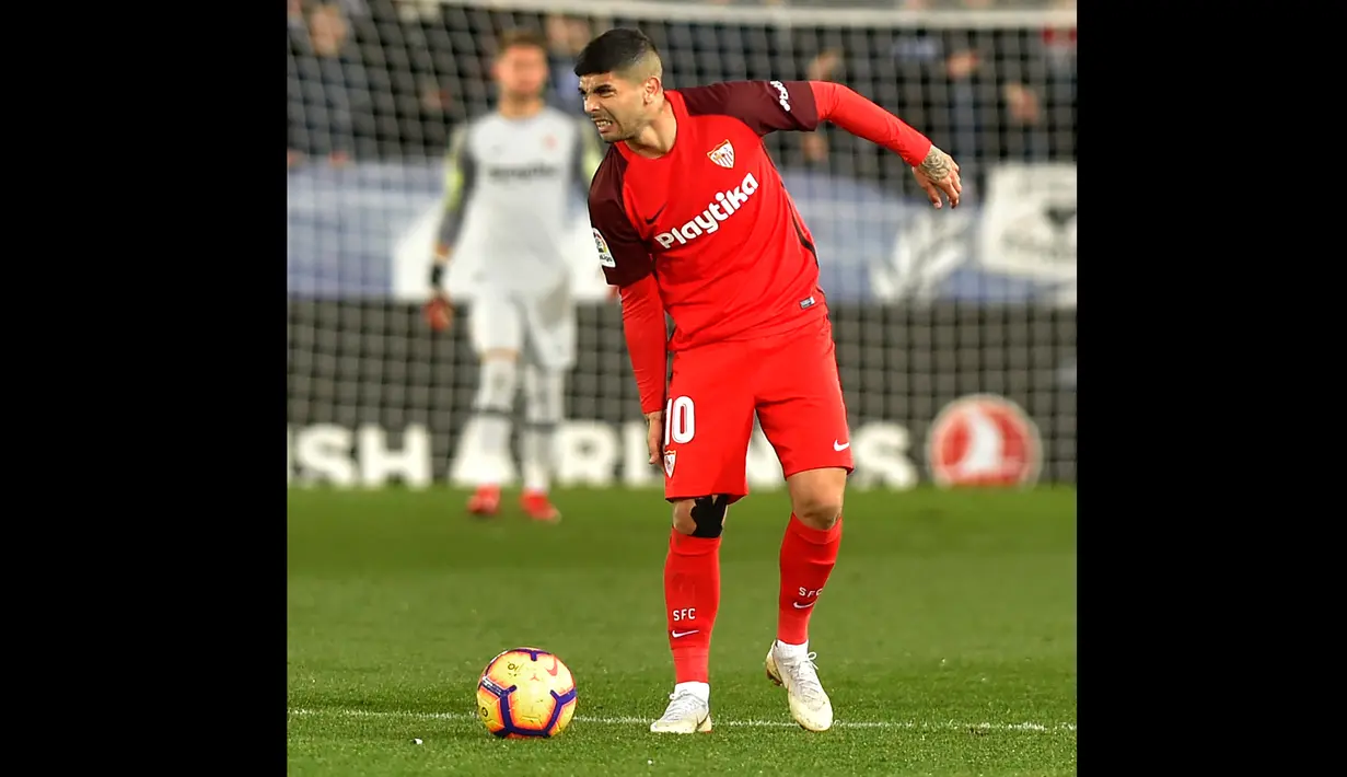 <p>Ever Banega. Gelandang Sevilla mengalami cedera di kaki kiri karena retak di bagian tibia. Hal itu yang disebabkan terlindas oleh mobil sendiri yang lupa mengaktifkan rem tangan saat parkir. (AFP/Ander Gillenea)</p>