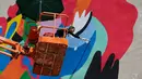 Seniman asal Brasil, Tarsila Schubert saat membuat mural di Museum Seni Terbuka, Kota Amman, Yordania, Kamis (29/9). Aksi melukis mural yang dilakukan Tarsila tersebut untuk mengampanyekan pentingnya pemberdayaan perempuan. (REUTERS/Muhammad Hamed)