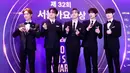 NCT Dream berpose sebelum acara Seoul Music Awards di Seoul, Korea Selatan, 19 Januari 2023. Perseonel NCT Dream terlihat kompak memakai setelan jas berwarna hitam pada acara tersebut. (AP Photo/Ahn Young-joon)