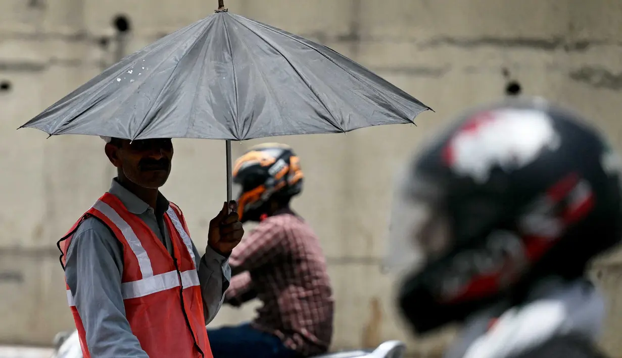 Suhu di ibu kota India ini telah melonjak ke rekor tertinggi 49,9 derajat Celcius (121,8 derajat Fahrenheit). (Arun SANKAR/AFP)