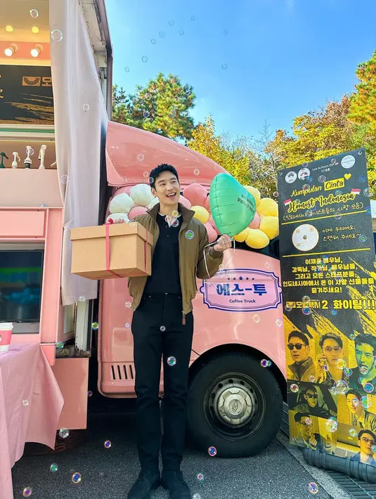 Lee Je Hoon berfoto di depan coffee truck yang dikirim oleh penggemar Indonesia. [Foto: Instagram/ leejehoon_official]