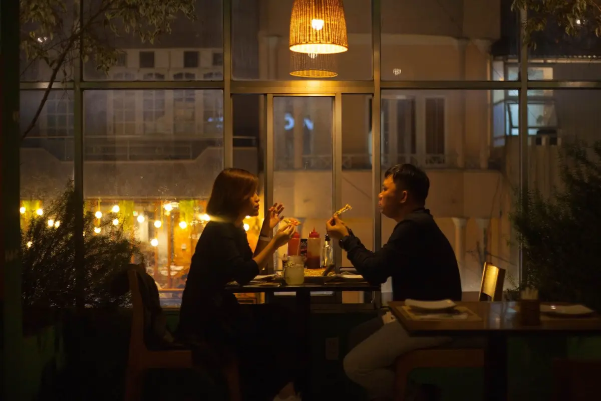 Ilustrasi dinner, makan malam romantis, kencan
