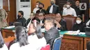 Terdakwa Ferdy Sambo dan Putri Candrawathi mendengarkan keterangan saksi dalam sidang lanjutan kasus pembunuhan Brigadir N Yosua Hutabarat atau Brigadir J dengan terdakwa Ferdy Sambo dan Putri Candrawathi di Pengadilan Negeri Jakarta Selatan, Selasa (1/11/2022). Agenda sidang kasus pembunuhan Brigadir J hari ini adalah pemeriksaan saksi dari pihak keluarga Brigadir J. (Liputan6.com/Faizal Fanani)