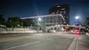 Suasana jalan raya di dekat gedung Federal ketika jam malam diberlakukan menyusul protes berhari-hari sebagai tanggapan atas operasi imigrasi federal di Los Angeles, Amerika Serikat, pada 10 Juni 2025 waktu setempat. (RINGO CHIU/AFP)