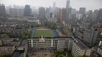 Pemandangan Kota Wuhan diambil dari sebuah hotel karantina di provinsi Hubei, China tengah (30/2/2020). Lockdown di Kota Wuhan, China, tempat wabah pandemik virus corona berasal, berakhir pada 8 April. (AP Photo/Olivia Zhang)