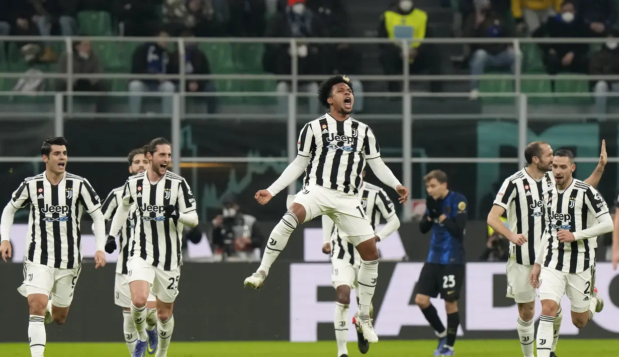 Gelandang Juventus, Weston McKennie (tengah) berselebrasi usai mencetak gol ke gawang Inter Milan pada pertandingan final Piala Super Italia 2021 di Stadion San Siro di Milan, Italia, Kamis (13/1/2022). Inter Milan menang tipis atas Juventus 2-1 lewat perpanjangan waktu.  (AP Photo/Luca Bruno)