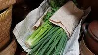 9 Cara Menyimpan Daun Bawang dan Seledri Biar Tetap Segar, Solusi Stok Sayur Anti-Mubazir