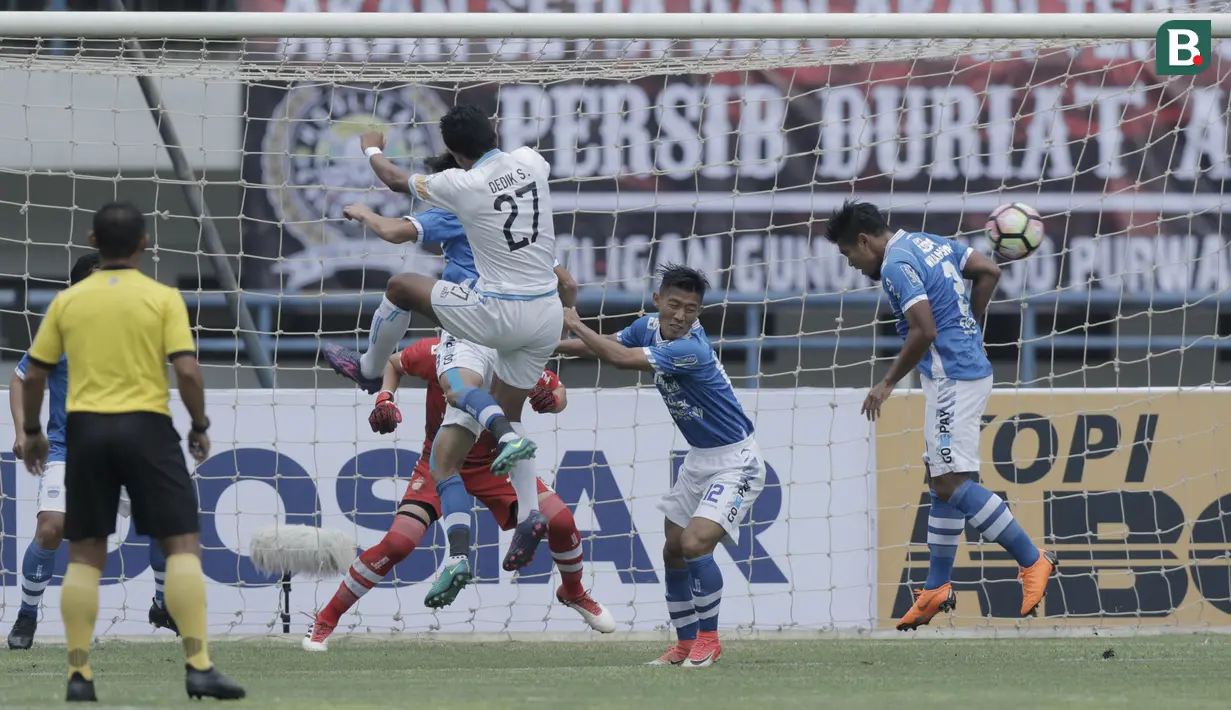 Striker Arema FC, Dedik Setiawan, melepaskan sundulan ke gawang Persib Bandung pada laga persahabatan di Stadion GBLA, Bandung, Minggu (18/3/2018). Persib menang 2-1 atas Arema FC. (Bola.com/M Iqbal Ichsan)