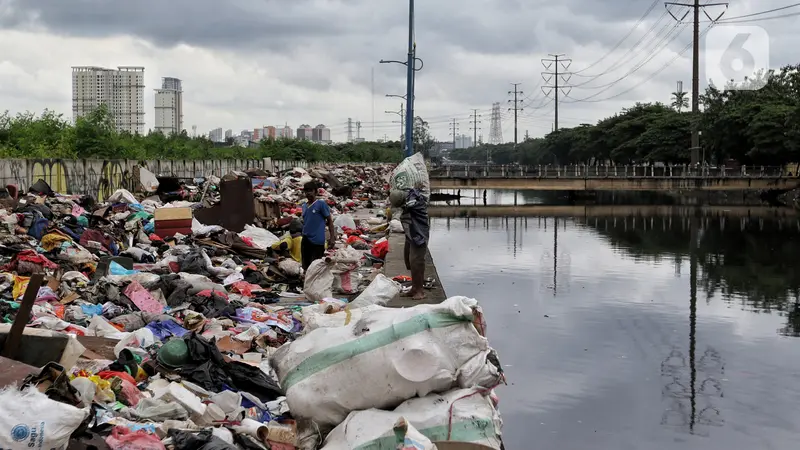 Tumpukan Sampah Sisa Banjir dari Kali Cengkareng