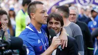 Kapten tim Chelsea John Terry memberikan testimoni usai pertandingan melawan Sunderland di Stamford Bridge, Inggris, Minggu (21/5). Pertandingan ini menjadi pertandingan terakhir John Terry atas debutnya di The Blues (AP Photo/ Frank Augstein)