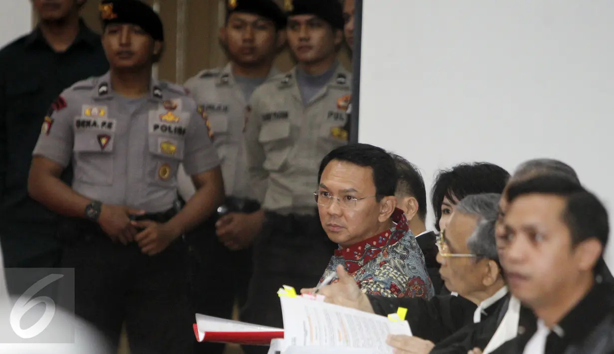 Terdakwa kasus penistaan agama Gubernur DKI Jakarta non aktif Basuki T Purnama menjalani persidangan ke-9 di PN Jakarta Utara, Selasa (7/2). Sidang mendengarkan keterangan dua saksi fakta dan satu saksi ahli dari MUI.  (Liputan6.com/Isra Triansyah/Pool)
