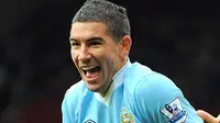 Manchester City's Serbian defender Aleksandar Kolarov (up) after scoring their sixth goal during EPL melawan Manchester United and Manchester City at Old Trafford in Manchester, north-west England on October 23, 2011. AFP PHOTO/ANDREW YATES