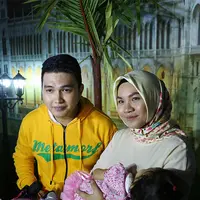 Akad nikah berlangsung di kediaman orang tua Aisyah di kawasan Pengadegan, Jakarta Selatan. Sementara resepsi digelar di daerah Taman Mini Indonesia Indah (TMII), Jakarta Timur, pada 25 Oktober 2014. Tema pernikahan mereka menggunakan adat Minang.