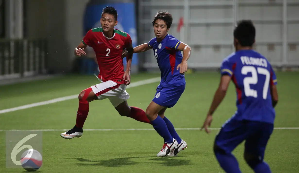 Bek timnas Indonesia U-23, Vava Mario Yagalo (kiri) berusaha melewati kawalan dua pemain Filipina di penyisihan Grup A Sea Games 2015 di Stadion Jalan Besar, Singapura, Selasa (9/6/2015). Indonesia unggul 2-0. (Liputan6.com/Helmi Fithriansyah)