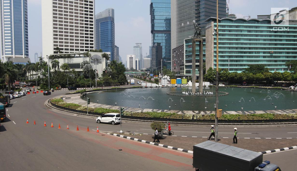 Sejumlah kendaraan melintas di kawasan Harmoni, Jakarta Pusat, Selasa (1/5). Rekayasa lalin diberlakukan di sejumlah titik aksi di Jakarta imbas dari kegiatan May Day 2018. (Liputan6.com/Arya Manggala)
