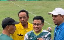 Cak Imin Main Sepak Bola Bareng Legenda Persebaya, Janjikan Pensiunan Atlet Dapat Asuransi