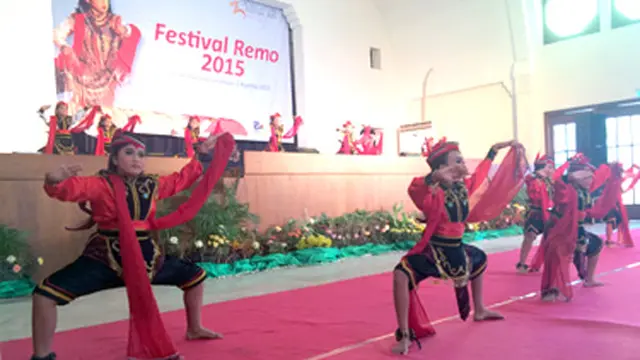 Tari Remo bisa ditarikan oleh pria maupun wanita.