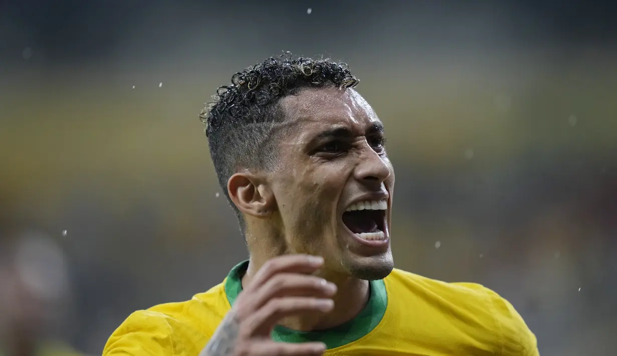 Penyerang Brasil, Raphinha berselebrasi usai mencetak gol ke gawang Paraguay pada laga Kualifikasi Piala Dunia 2022 zona CONMEBOL di stadion Mineirao di Belo Horizonte, Brasil, Rabu (2/2/2022). Brasil menang atas Paraguay 2-0. (AP Photo/Andre Penner)