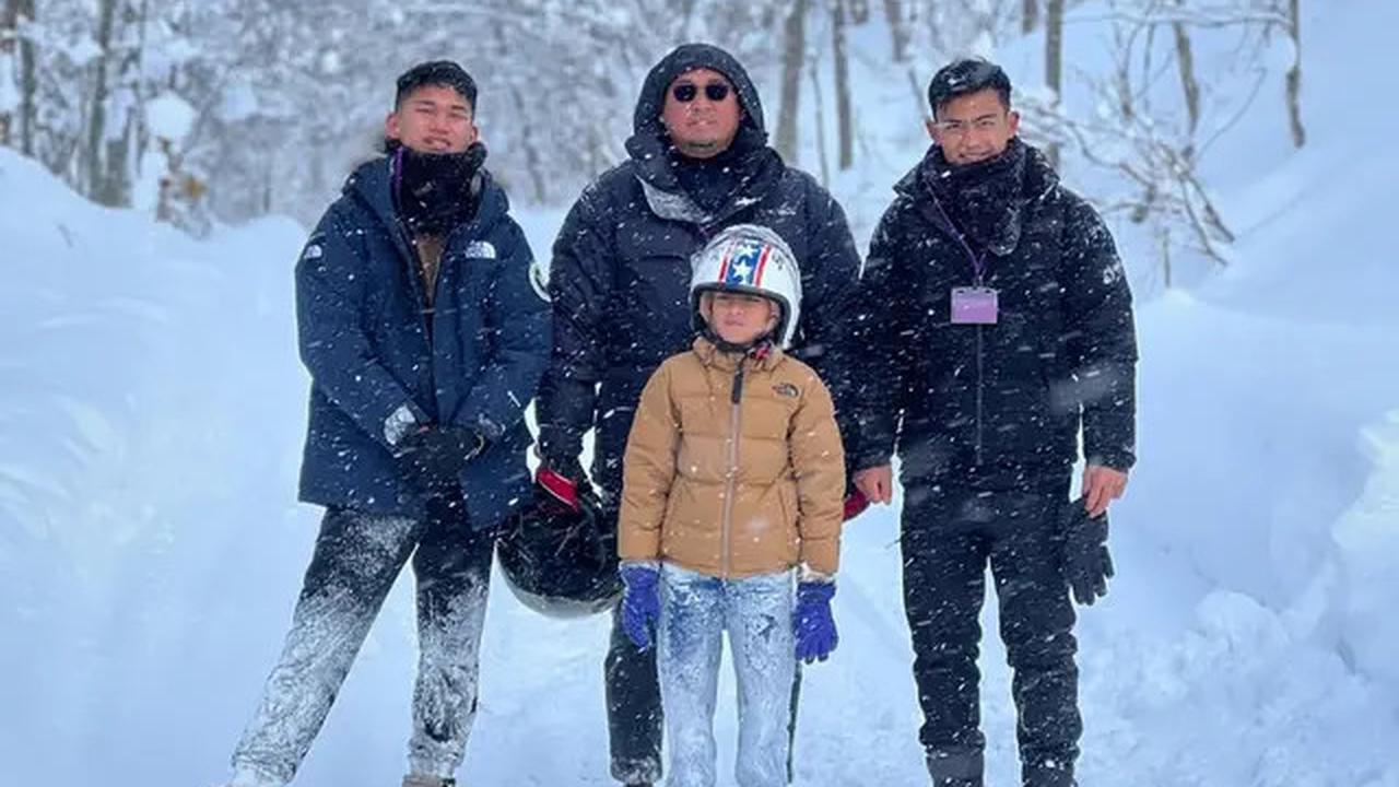6 Potret Seru Pratama Arhan Liburan Tahun Baru di Jepang Bareng Keluarga Istri