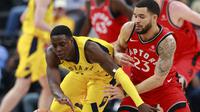 Guard Indiana Pacers, Darren Collison (kiri), berjibaku dengan penggawa Toronto Raptors Fred VanVleet pada laga NBA 2017-2018 di Bankers Life Fieldhouse, Jumat (24/11/2017) atau Sabtu (25/11/2017) WIB. (AP Photo/R Brent Smith)