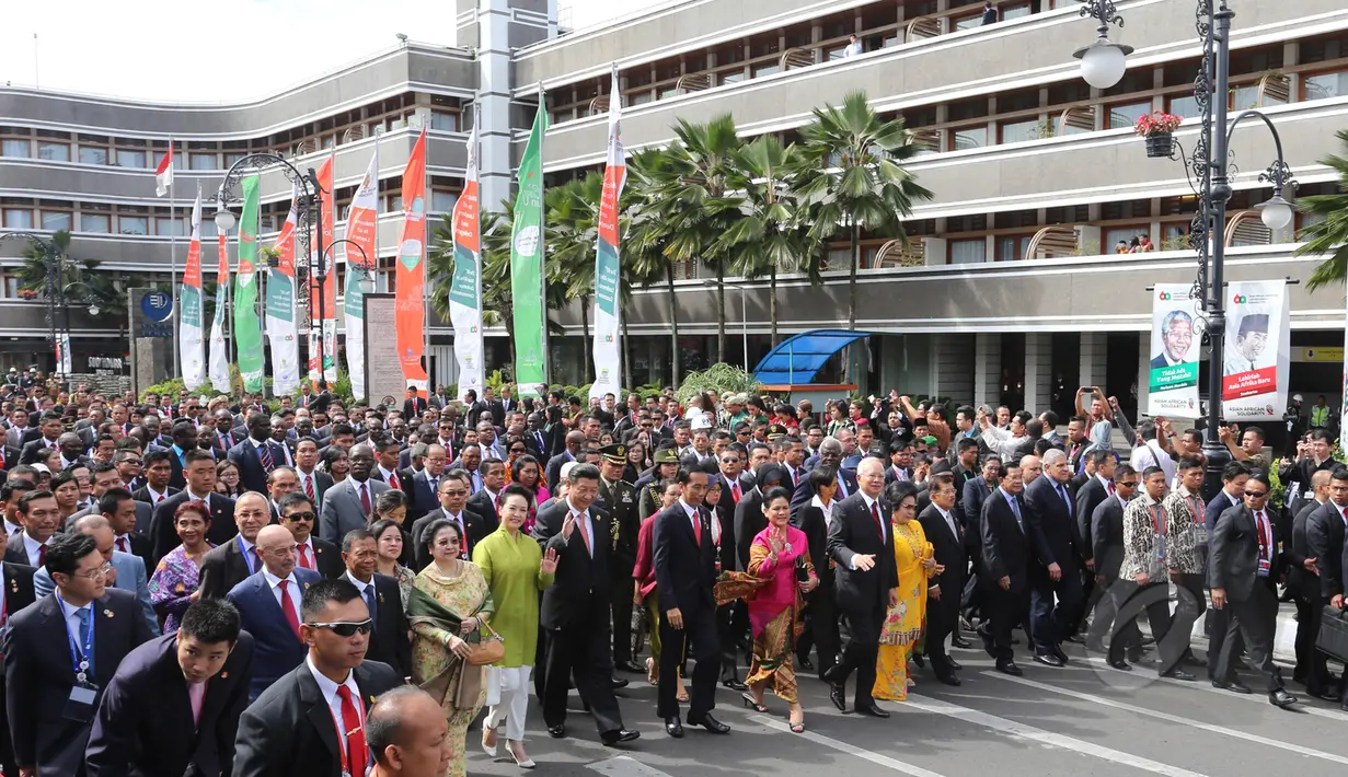 Para kepala Negara dan delegasi dari Asia dan Afrika berjalan bersama menuju Gedung Merdeka saat peringatan ke-60 Konferensi Asia Afrika di Bandung, Jumat (24/4/2015). (Liputan6.com/Herman Zakharia)