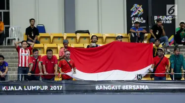 Suporter Indonesia hadir memberikan semangat Timnas futsal putra Indonesia dalam laga ketiga futsal SEA Games 2017 di Shah Alam, Selangor,Malaysia, Jumat (25/8). Timnas futsal putra Indonesia kalah dengan skor 1-4. (Liputan6.com/Faizal Fanani)