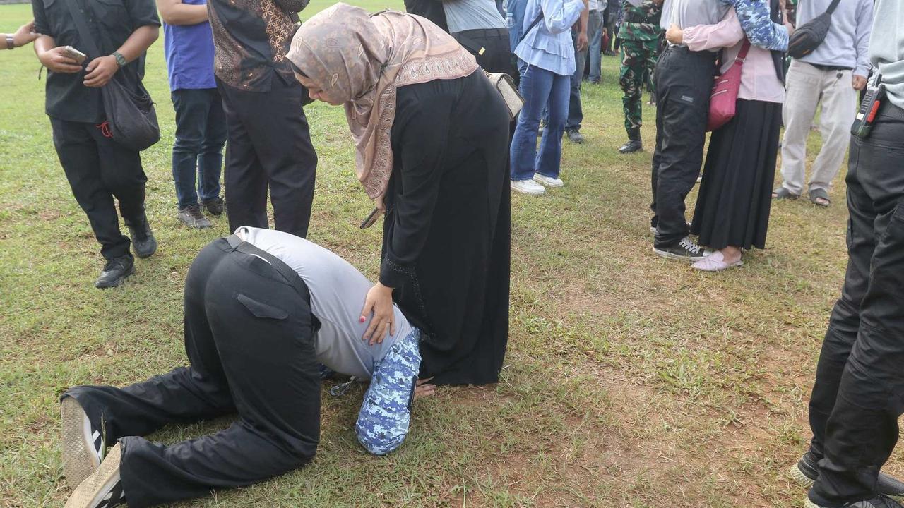 FOTO: Momen Haru Pelajar 'Lulus' Pendidikan Barak Militer Dedi Mulyadi Langsung Sujud di Kaki Ibu