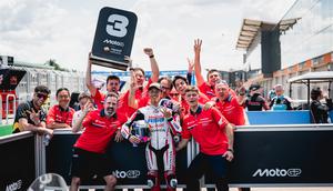 Veda Ega Pratama saat sukses finis ketiga pada balapan Moto3 Brasil di Sirkuit Ayrton Senna, Goiania. (Honda Team Asia)