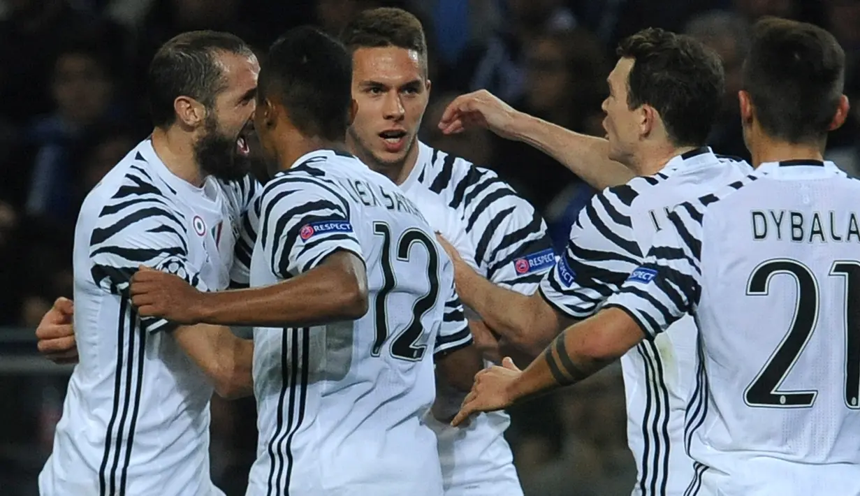 Striker Juventus, Marko Pjaca (ketiga kiri) merayakan gol ke gawang Porto pada leg pertama babak 16 besar Liga Champions di Estadio do Dragao, Porto, Rabu (22/2). Juve memecah kebuntuan di menit 72 lewat tendangan keras Marko Pjaca (AP Photo/Paulo Duarte)