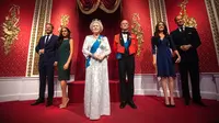 Patung lilin Pangeran Harry dan Meghan Markle berdiri di samping Ratu Elizabeth II, Pangeran Philip, Pangeran William dan Kate Middleton di Madame Tussauds London, Kamis (9/1/2020). Madame Tussauds London menarik replika Harry dan Meghan dari tampilan anggota kerajaan. (Victoria Jones/PA via AP)