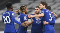 Para pemain Chelsea merayakan gol yang dibuat gelandang Jorginho (tengah) ke gawang Tottenham Hotspur dalam laga lanjutan Liga Inggris 2020/21 pekan ke-22 di Tottenham Hotspur Stadium, London, Kamis (4/2/2021). Chelsea menang 1-0 atas Tottenham Hotspur. (AFP/Neil Hall/Pool)