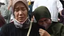 Reaksi keluarga  terdakwa kasus dugaan perintangan penyidikan pada kasus pembunuhan Brigadir Yosua, Irfan Widyanto usai sidang putusan di Pengadilan Negeri Jakarta Selatan, Jumat (24/2/2023). Vonis ini lebih ringan dari tuntutan jaksa penuntut umum (JPU) terhadap peraih Adhi Makayasa itu. Sebelumnya, JPU menuntut hukuman selama satu tahun penjara. (Liputan6.com/Herman Zakharia)