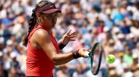 Emma Raducanu dari Britania Raya mengembalikan bola melawan Elena Rybakina dari Kazakhstan dalam pertandingan Putaran Ketiga Tunggal Putri pada Hari Keenam AS Terbuka 2025 di USTA Billie Jean King National Tennis Center pada 29 Agustus 2025 di kawasan Flushing, Queens, New York City. (Al Bello/Getty Images via AFP)