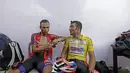Pebalap Iran, Amir Kohladouz dan rekannya tengah menyantap anggur usai  balapan Tour de Singkarak 2016 di Dharmasraya, Sumatera Barat, (12/8/2016). (Bola.com/Nicklas Hanoatubun)