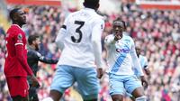 Selebrasi gelandang Crystal Palace, Eberechi Eze usai menjebol gawang Liverpool pada laga pekan ke-33 Premier League 2023/2024 di Anfield Stadium, Liverpool, Minggu (14/4/2024). (AP Photo/Jon Super)