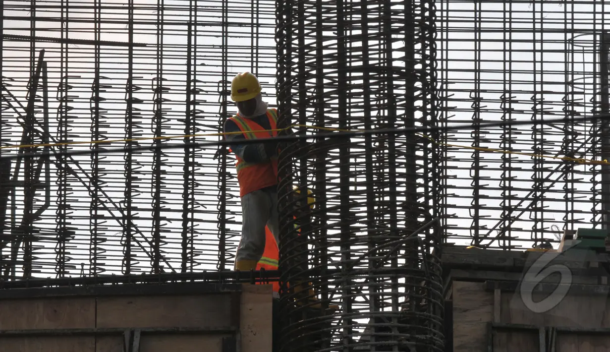 Pekerja menyelesaikan proyek pembangunan gedung di kawasan Palmerah, Jakarta, Senin (30/3/2015). Tahun 2015, BPJS Ketenagakerjaan menargetkan mampu mendapatkan 22,3 juta peserta BPJS jumlah ini naik dari tahun 2014. (Liputan6.com/Johan Tallo)