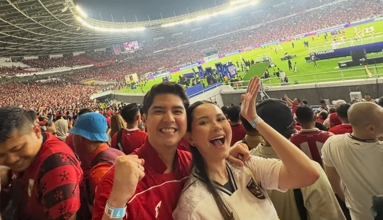 Pola busana serupa juga ditiru Al Ghazali dan Alyssa Daguise. Alyssa Daguise kenakan oversized jersey putih sedangkan Al Ghazali kembaran dengan El Rumi kenakan jersey merah [@alghazali7]