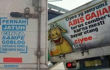 10 potret tulisan lucu di truk, mulai dari sindiran untuk mereka yang tidak bisa move on hingga peringatan untuk membayar utang.